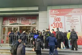 爆火！上海这里没开门就排长队，十几万的大单不少，有商品能用16张券立减6800元→图片