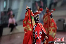 用川剧绝活突围 唐氏女孩走向“人生舞台”图片