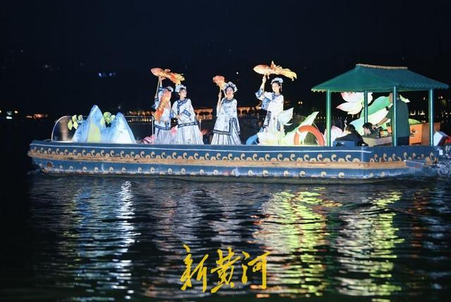 泉城“湖畔雨荷”搬家， 游客纷纷合影留念