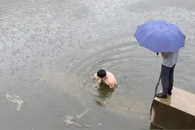 湖南桑植一乡干部大雨中跳下水库疏通排水口，“疏通完水快到下巴了！”图片