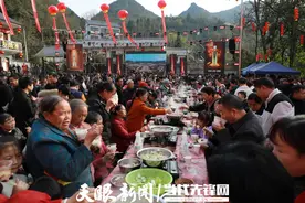 播州区枫香镇：吃村宴看“村晚”      乡邻共聚迎新年图片