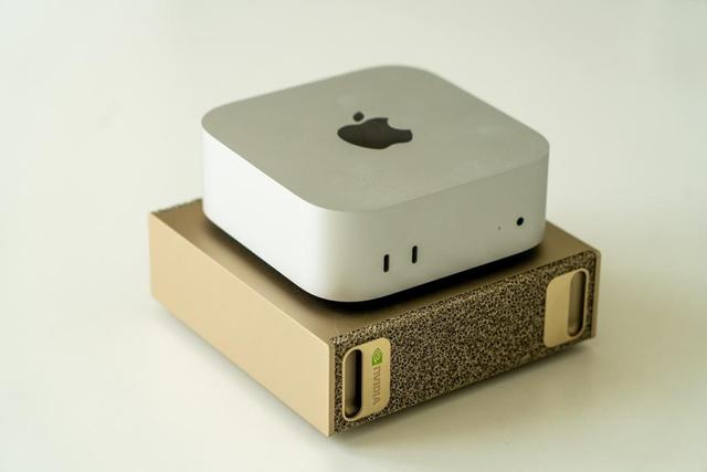 英伟达AI超算3999开售，「掌心之中」可部署所有大参数开源模型