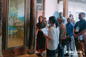 福州非遗彩绘玻璃“圈粉”外国友人图片