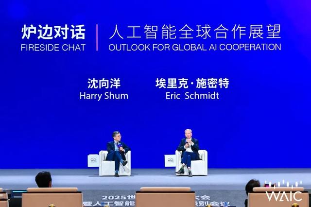 直击WAIC 2025 | “AI教父”辛顿警告：未来超级智能将很容易操纵人类