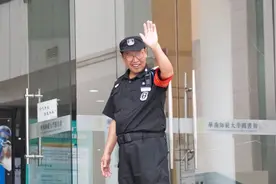 爆火的华师微笑保安叔叔，一出手惊艳所有人图片