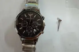 “爱库存App”购买阿玛尼手表现质量问题 市民维权遭遇退款难｜记者帮办图片