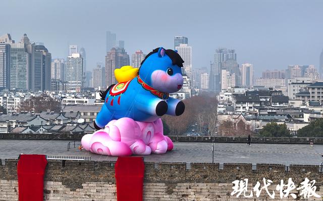 萌翻了！16米“聚宝小蓝马”空降南京中华门城墙