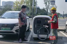 移动应急充电车上路，湖北荆州护航新能源车主国庆满电出行图片