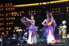 甘肃敦煌举办“云裳华胄 乐动敦煌”国服大秀图片