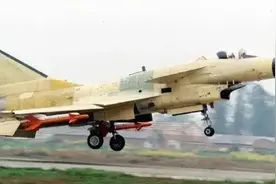 歼-10战机 今年27岁了！回顾其1998年首飞画面图片