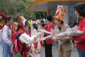 舞龙同歌声交错，广府与国际交融——广州市中小学生这样花式迎开学图片