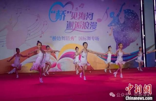 人这一辈子，一定要来天津听一场桥边音乐会！