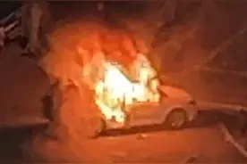 消防员扑救路边起火汽车，目击者：无人受伤图片