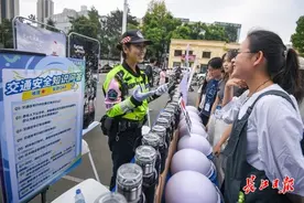 电动车上牌点进校园，大学生直呼“真方便”图片