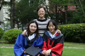 闵行有一群穿白色制服的老师，讲台就在……图片