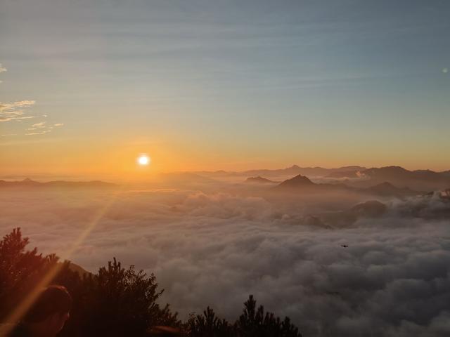 岳西牛草山清晨现美丽云海日出
