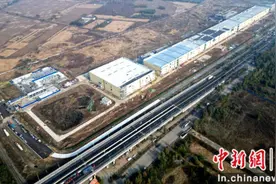 冬季不停工，项目“加速跑”！沈阳铁西“百亿级”动力电池项目一期工程封顶图片