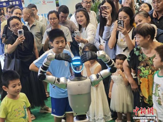 探访中国一东盟博览会旅游展区：市民游客逛展忙