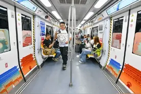 环绕京城看中轴！北京地铁2号线中轴线专列上线运营图片