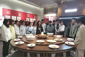 在VR虚拟厨房学做辣椒炒肉！长沙高校新生感受科技“烟火”图片