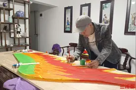 放飞浪漫，七旬老人制作夜光“凤凰”风筝图片