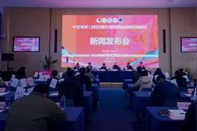 一城桃花一城马，两岸春风共奔赴！阳春三月解锁浪漫“桃花马”图片