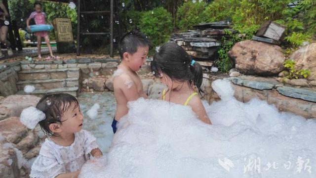 崇阳浪口温泉：消暑有“凉”方 亲水游玩热