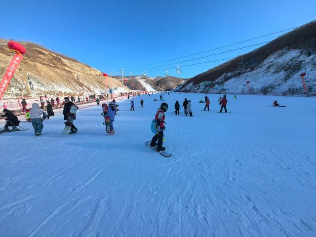 延吉雪假引燃冰雪经济 梦都美滑雪场满是欢腾