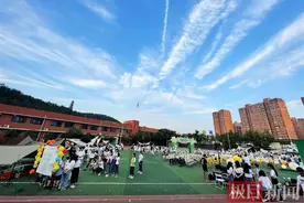 孟夏夜的小学操场，一场帐篷音乐节祝孩子“勇敢地长大”图片