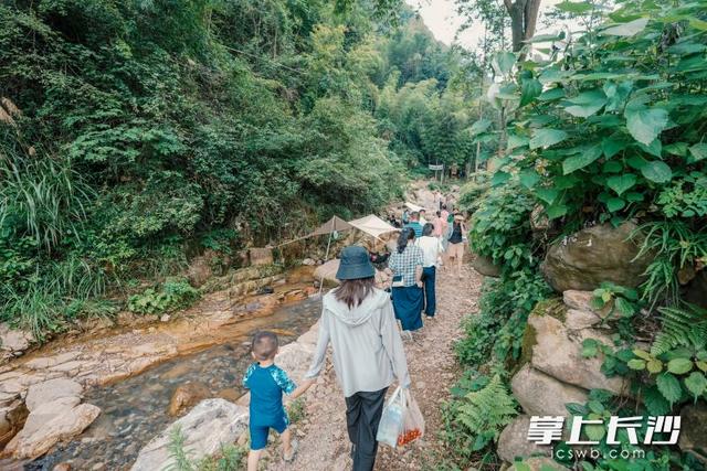 组图 |  西瓜泡溪水、水枪激战！宁乡天龙峡解锁40℃高温下的“瀑布冰镇”模式