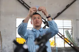 全国劳动模范李震：在设备的“心跳”里听见匠心图片