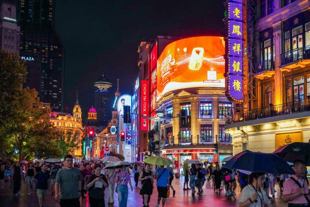 卷皮、卷馅、卷创意，南京路步行街从“购物目的地”到“城市文化体验场”