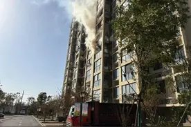 高层突发火情，海盐小伙7楼一跃救火图片