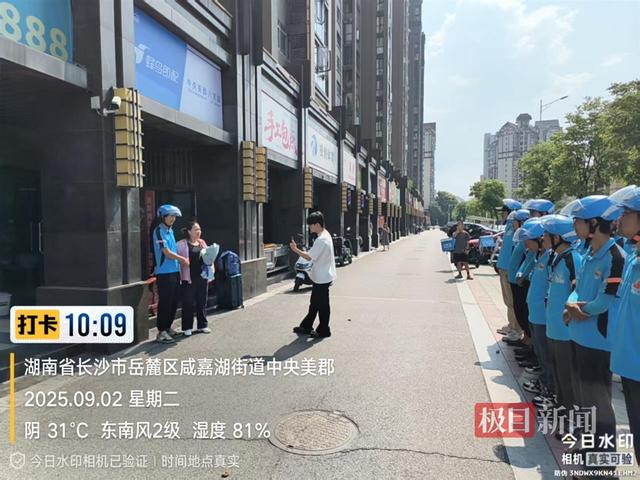 44岁女老板困在冷库20多分钟幸被外卖小哥救出，当事人：我用冷冻的饺子拍门，希望有人能听到
