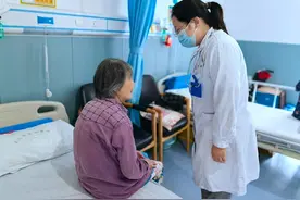 患有足癣未治疗，八旬婆婆抠脚后挠手，竟患上丹毒图片