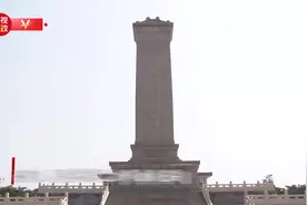 独家视频丨柬埔寨首相洪玛奈向人民英雄纪念碑敬献花圈图片