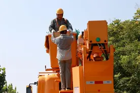 烈日下的高空供电人：身着密闭绝缘服，戴三层手套 ，全身汗湿衣服能拧出水图片