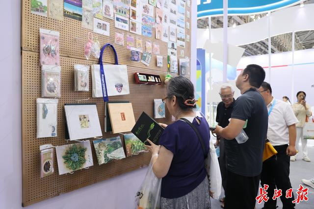 2025中国文化旅游产业博览会上，“临时邮局”成热门打卡点