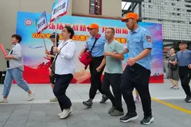 11时35分，防空警报在杨浦的上空鸣响图片