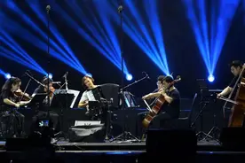 从威尼斯到巴黎，再到上海，手风琴演奏家西多罗娃的世界音乐之旅图片