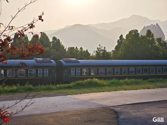 青岛百果山森林公园东方红火车：盛夏的复古列车