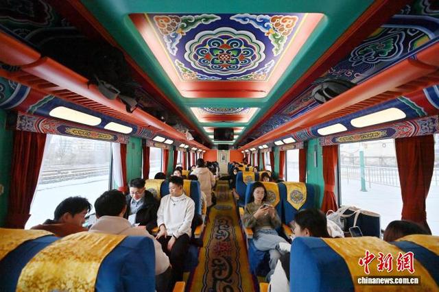 吉林龙井开往长白山的“雪国专列”尽显民俗风情