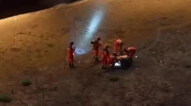 男子从温州一大桥跳下，没想到正值退潮江中无水，身体陷入淤泥中无法脱身