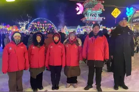 蓝+红绝妙搭配，警民“义”起构筑平安好“枫”景图片