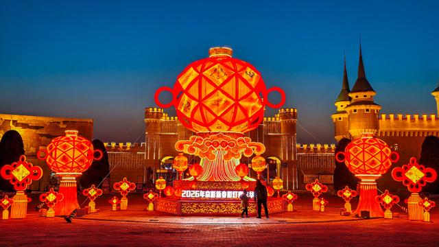 京彩新春彩灯嘉年华亮灯，百余灯组璀璨绽放世界公园