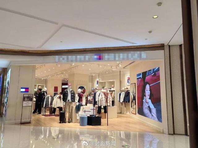 女子在重庆一商场点燃衣服，火灾未造成伤亡，涉事店铺已恢复正常运营，当地警方已介入