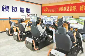 方向盘上的成人礼 高考生开启“学车热”图片