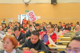 36万元！沪郊小镇举行义拍义卖活动，书法、绘画、盘扣等均化作善款传递爱心图片