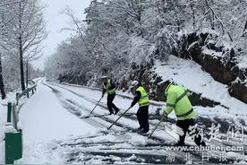 多部门提前行动 十堰积极应对低温雨雪天气保畅通图片