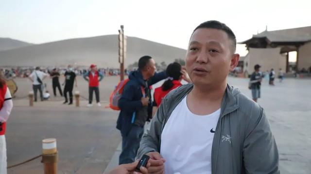 100名志愿者服务保障鸣沙山月牙泉景区星空演唱活动